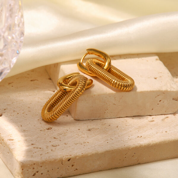 Arete inspiración oval dorado