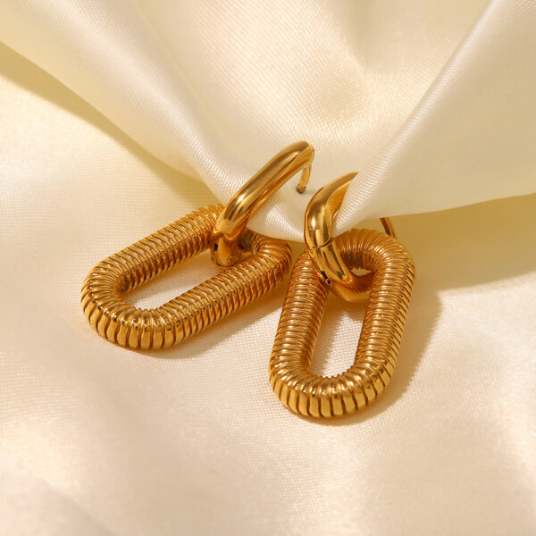 Arete inspiración oval dorado - Imagen 4